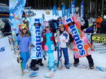 Tento maskot umožňuje i jízdu na snowboardu.